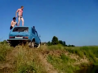 Неудачный прыжок в воду с машины